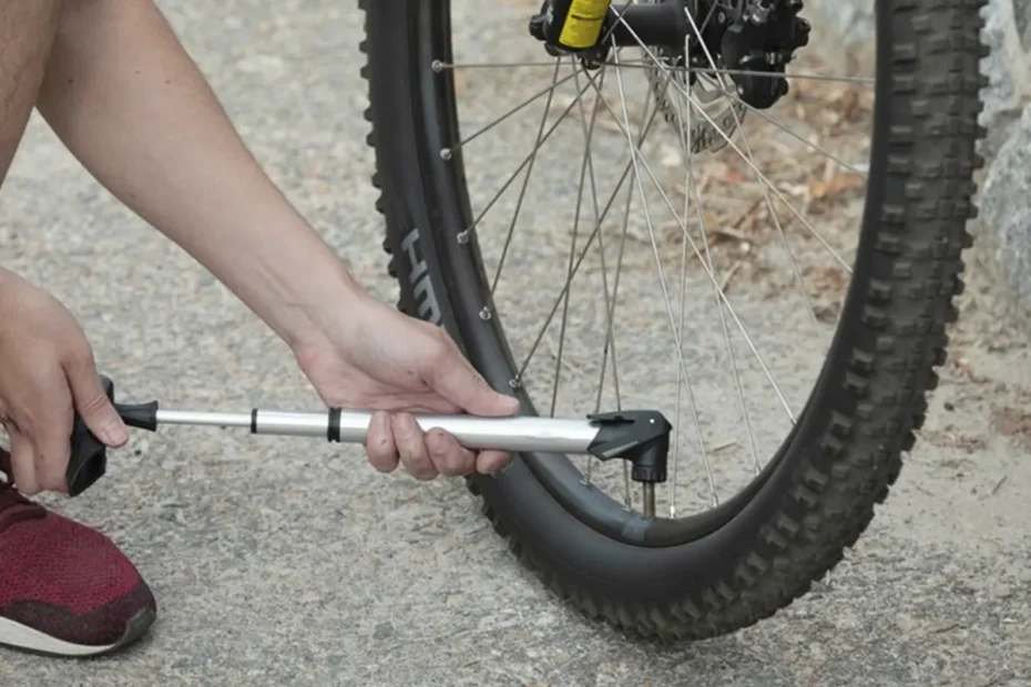 Como encher pneu de bicicleta com bombinha manual